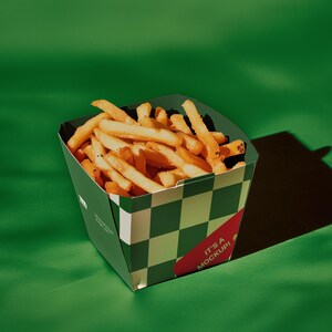 K&ouml;nnte beinhalten: Ein gr&uuml;ner und wei&szlig;er Schachtelkarton, gef&uuml;llt mit goldbraunen Pommes Frites. Auf der Seite des Beh&auml;lters steht der Text "It's a Mockup!"