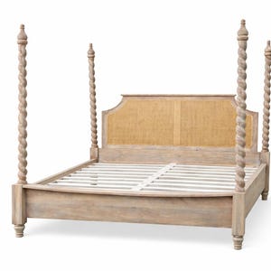 Könnte beinhalten: Ein helles Holz-Himmelbett mit einem gewebten Kopfteil. Der Bettrahmen hat ein geschwungenes Design, und die Pfosten sind aufwendig mit einem gedrehten, seilartigen Muster geschnitzt. Das Bett ist leer, mit einem Lattenrost.