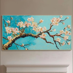 Peut inclure: Peinture rectangulaire d'une branche d'arbre en fleurs sur fond turquoise. La branche est marron avec des fleurs blanches et roses. Le tableau est dans un cadre doré et est accroché au-dessus d'une cheminée.