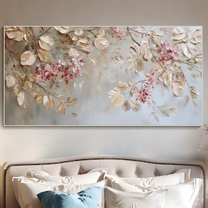 Puede incluir: Una pintura floral rectangular con marco blanco. La obra presenta hojas texturizadas en beige y flores rosas sobre un fondo gris claro. La pintura cuelga sobre una cama con ropa de cama y almohadas blancas.