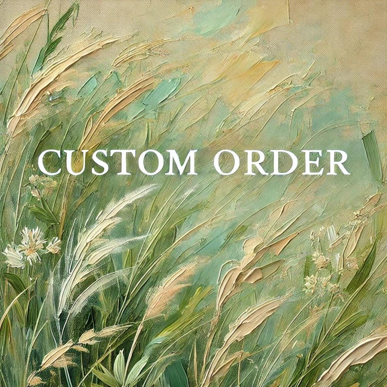Pu&ograve; includere: Un dipinto astratto con uno stile impressionistico strutturato. L'opera presenta un campo di erba alta nelle tonalit&agrave; del verde, beige e giallo, con le parole "CUSTOM ORDER" in bianco al centro. Il dipinto evoca un senso di natura e tranquillit&agrave;.