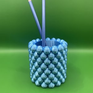 Faceted pencil holder – original desk storage