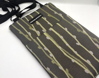 MINI RIÑONERA. Bolsa de viaje pequeña. Bolsa para crucero. Bolsa para pasaporte. Bolsa para conciertos. Hecha en California. Vegana. Material reciclado. Verde y gris.
