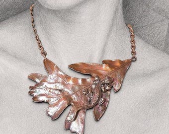 Collier feuille de chêne en cuivre, bijoux botaniques, oeuvre d'art à porter, détail lézard