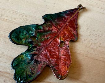 Pendentif FEUILLE DE CHÊNE, collier floral en métal, cadeau de fête des mères, bijoux de feuille, bijoux personnalisés uniques