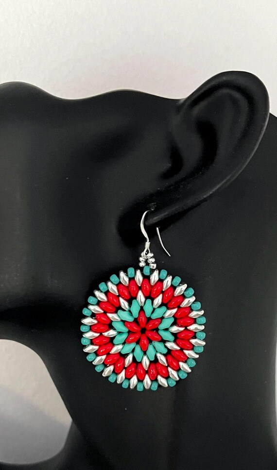 Boucles D'oreilles Métal Argenté Avec Strass Turquoise Et Rouge - Bijou Fantaisie Neuf Avec étiquettes - Style Ethnique Ou Festif