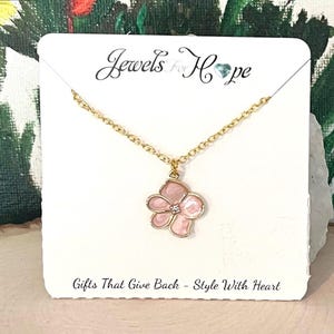 Colgante de flor rosa y dorada con orquídea pequeña y circonita cúbica, collar floral, regalo para madre o abuela. Tarjeta.
