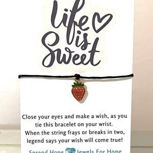 Cadeau bracelet de souhaits fraise, bracelet à breloques dorées et rouges Carte de bracelet cordon mignon Life is Sweet, carte de fantaisie Baker Smoothie, amateur de petits fruits