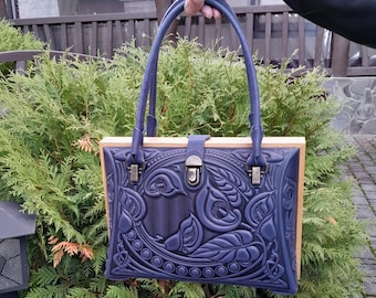Borsa in pelle blu goffrata, borsa da sera con struttura in legno, fatta a mano
