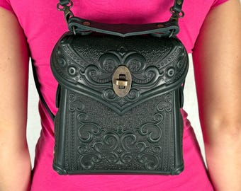 Groene leren rugzak met reliëf, handgemaakte kleine boho-tas