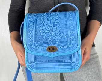 Borsa a tracolla in pelle blu, motivo a foglia di quercia in rilievo, fatta a mano