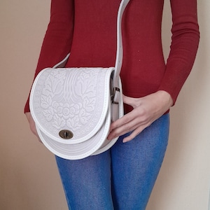Weiße Echtledertasche, Halbrunde Tasche, Crossbody-Tasche, Schultertasche, geprägte Leder Geldbörse, weiße Geldbörse, Geschenk aus der Ukraine