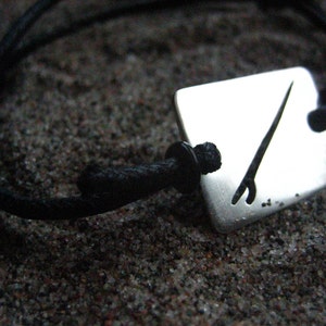 Bracciale in argento sterling a forma di tavola da surf, cordino in pelle nera
