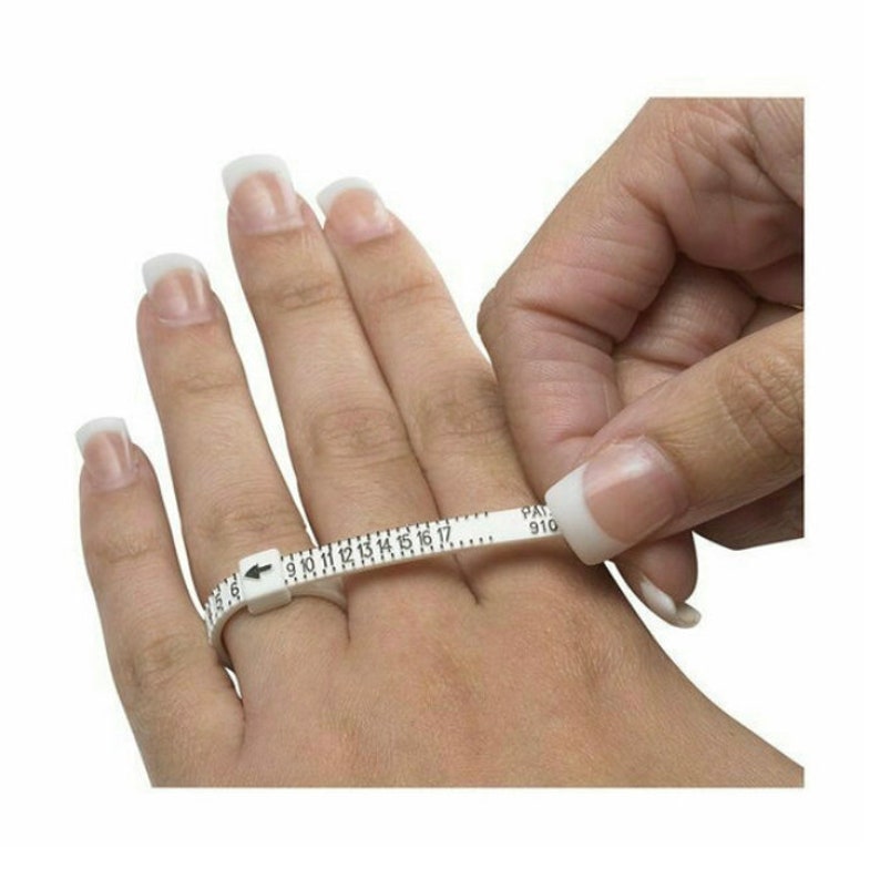 Op de afbeelding: Een witte plastic ringmaat met een meetschaal van 9 tot 17. De ringmaat wordt gebruikt om een vinger te meten.