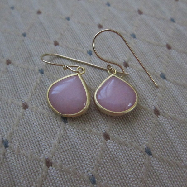 Boucles d’oreilles goutte albâtre rose doux