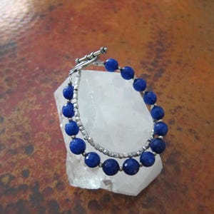 Sapphire Blue Faceted Jade and Metallic Silver Cube Bead Bracelet