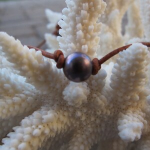 Peacock Pearl and Light Brown Leather Choker Necklace