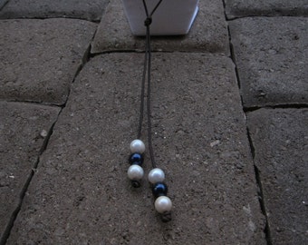 Blu e bianco perla e collana in pelle
