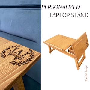 Op de afbeelding: Een gepersonaliseerde houten laptopstandaard met een lade en een uitklapbaar zijpaneel. De standaard is gemaakt van lichtbruin hout en heeft een gepersonaliseerde inscriptie met de naam "William" en de initialen "I.A.M." in een kransontwerp.