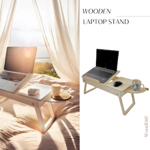 Può includere: Un supporto per laptop in legno con un tappetino per mouse integrato e un piccolo ripiano laterale. Il supporto è di colore marrone chiaro e ha una finitura in legno naturale. Il supporto per laptop è mostrato con un laptop e una tazza sul ripiano laterale. Il testo "WOODEN LAPTOP STAND" è mostrato nell'angolo in alto a destra dell'immagine.