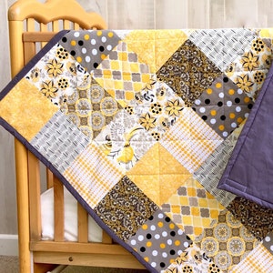 Couette neutre pour bébé en patchwork gris moderne, cadeau de baby shower, tapis de lit pour lit de bébé couette, couverture pour chambre de bébé, literie pour tout-petit.