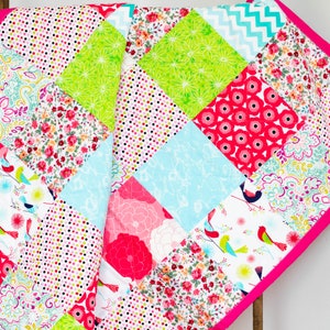 Couette cadeau pour baby shower – couverture en patchwork rose pour lit de bébé – literie pour chambre de bébé – cadeau d'anniversaire pour tout-petit – courtepointe moderne faite main