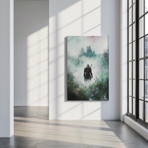 Puede incluir: Una pintura digital de una persona con un atuendo oscuro caminando por un bosque brumoso con una espada en la espalda. El bosque est&aacute; lleno de vegetaci&oacute;n verde y flores moradas. Se puede ver un castillo en la distancia.