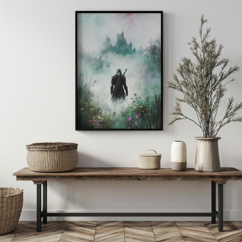 Puede incluir: Una pintura al agua enmarcada de una figura con una capa oscura con capucha caminando por un bosque brumoso hacia un castillo en la distancia. La pintura tiene una gama de colores verde, azul y morado.