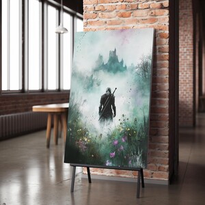 Puede incluir: Una pintura digital de una figura en un bosque oscuro, caminando hacia un castillo distante. La figura lleva una capa oscura y lleva una espada. El bosque est&aacute; lleno de niebla y neblina, y el castillo apenas se ve en la distancia.