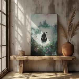 Puede incluir: Una pintura digital de una figura solitaria en un bosque oscuro, caminando lejos de un castillo en la distancia. La figura lleva una capa oscura y lleva una espada. El bosque est&aacute; lleno de niebla y neblina, y el castillo apenas se ve en la distancia.