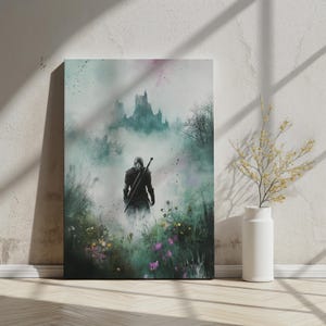 Puede incluir: Una pintura digital de una figura solitaria caminando por un bosque brumoso hacia un castillo distante. La figura lleva ropa oscura y lleva una espada. El bosque es exuberante y verde, con flores silvestres floreciendo en primer plano.