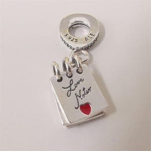 ciondolo in smalto rosso con note d&#39;amore pandora in argento