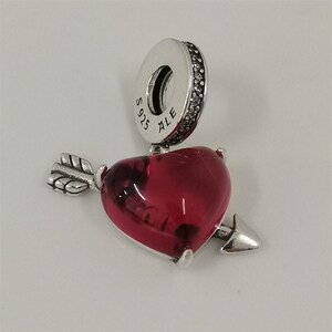 pandora ciondolo in vetro di Murano con cuore rosso e freccia