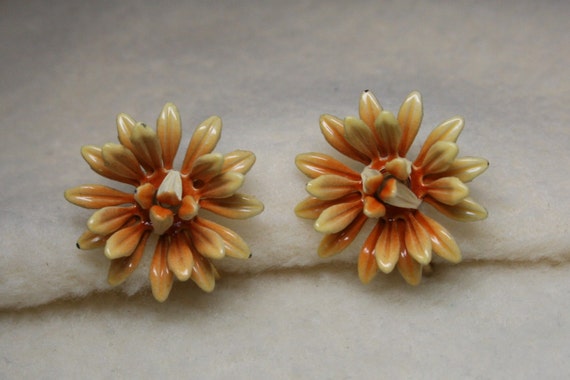 Vintage 1930's - CORO Daisy Flower Enamel Screw Ba