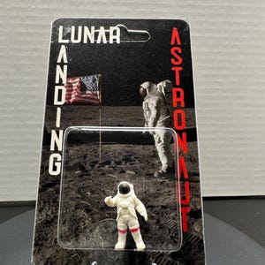 Astronauta de pouso lunar da NASA, mini figura personalizada em cartão, 3” x 5” Cryptid Craftwork