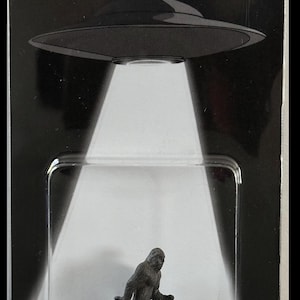 Bigfoot UFO Believe op maat gekaard minifiguur 3" x 5" Sasquatch, Yeti, Cryptid Craftwork