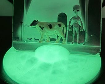 UFO-miniatuurfiguurstandaard Glows in the Dark-versie #2: cryptisch knutselwerk