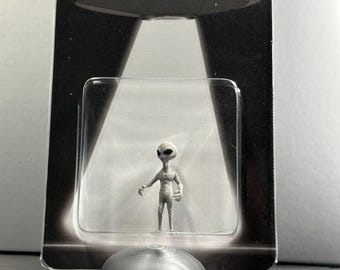 Grijze buitenaardse miniatuur op maat gekaarde 1" figure Believe-editie met ufo-standaard - Cryptid Craftwork
