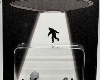 Believe Alien UFO-ontvoering van Bigfoot-miniatuurfiguur: Sasquatch, Yeti, Cryptid Craftwork