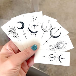 Tatouage céleste, tatouage temporaire, croissant de lune, tatouage monochrome noir, tatouage, faux tatouage, tatouage bohème, tatouages éthérés, tatouages