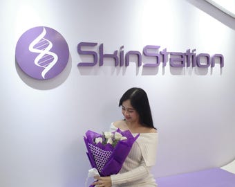 Letrero de acero inoxidable con letras corpóreas retroiluminadas en 3D, logotipo comercial con halo dorado (para exteriores).