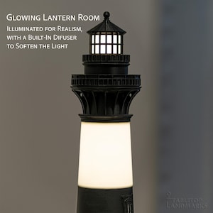 K&ouml;nnte beinhalten: Ein schwarz-wei&szlig;es Leuchtturmmodell mit einem leuchtenden Laternenraum und einem eingebauten Diffusor zur Lichtstreuung. Der Text lautet: GLOWING LANTERN ROOM, ILLUMINATED FOR REALISM, WITH A BUILT-IN DIFUSER TO SOFTEN THE LIGHT.