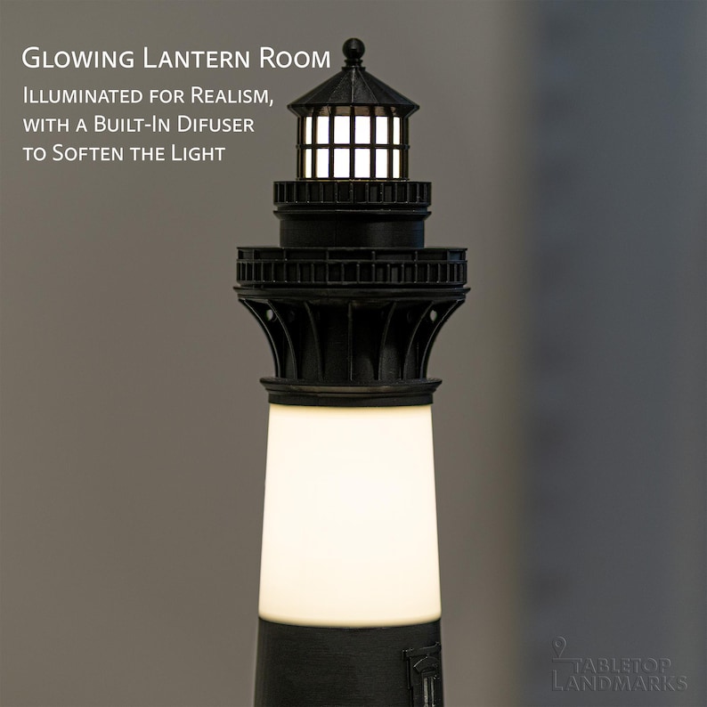 K&ouml;nnte beinhalten: Ein schwarz-wei&szlig;es Leuchtturmmodell mit einem leuchtenden Laternenraum und einem eingebauten Diffusor zur Lichtstreuung. Der Text lautet: GLOWING LANTERN ROOM, ILLUMINATED FOR REALISM, WITH A BUILT-IN DIFUSER TO SOFTEN THE LIGHT.
