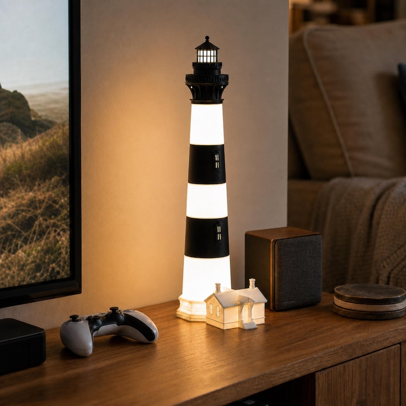K&ouml;nnte beinhalten: Eine hohe, zylindrische Leuchtturmlampe mit abwechselnden horizontalen schwarzen und wei&szlig;en Streifen. Die Struktur ist mit einer schwarzen Laterne und einem leuchtenden Licht versehen. Ein kleines, wei&szlig;es, hausf&ouml;rmiges Objekt steht am Fu&szlig;.