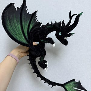 Smaragd Schattendrache – Handgefertigtes schwarzes Pfeifenputzer Spielzeug – Fantasy Kunst Skulptur, Fabelwesen Sammlerstück