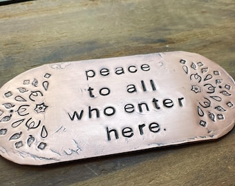 Pace a tutti coloro che entrano qui - placca in rame caldo - orientamento orizzontale curvo 5"