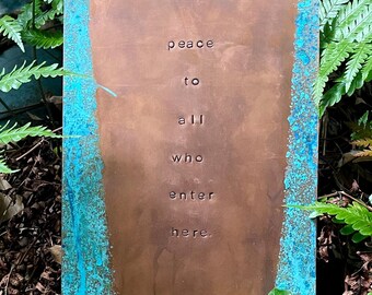 pace a tutti coloro che entrano qui - targa in rame caldo 8 x 12" - orientamento verticale - con patina