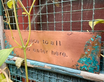 Pace a tutti coloro che entrano qui - targa in rame caldo da 7" - orientamento orizzontale