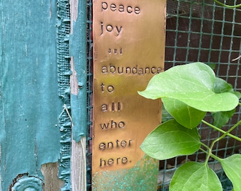 pace, gioia e abbondanza a tutti coloro che entrano qui - targa in rame caldo da 8" - orientamento verticale - con patina