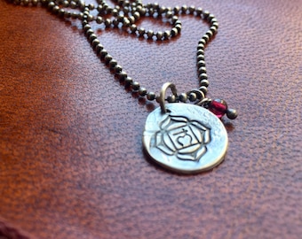 radice chakra - collana in sterline riciclata opaca con granato